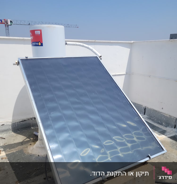 דוד שמש עם קולטן סולארי על גג